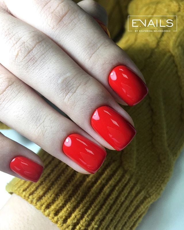 Червоний манікюр на короткі нігті яскравий, фото - Нігтьова студія E.Nails