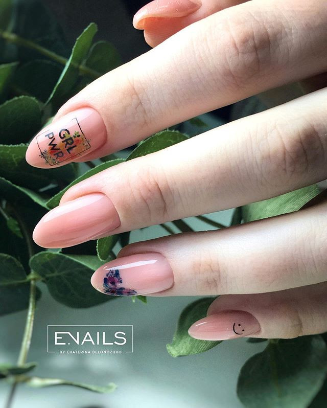 Нюдовий манікюр з малюнком квітами, фото - Нігтьова студія E.Nails
