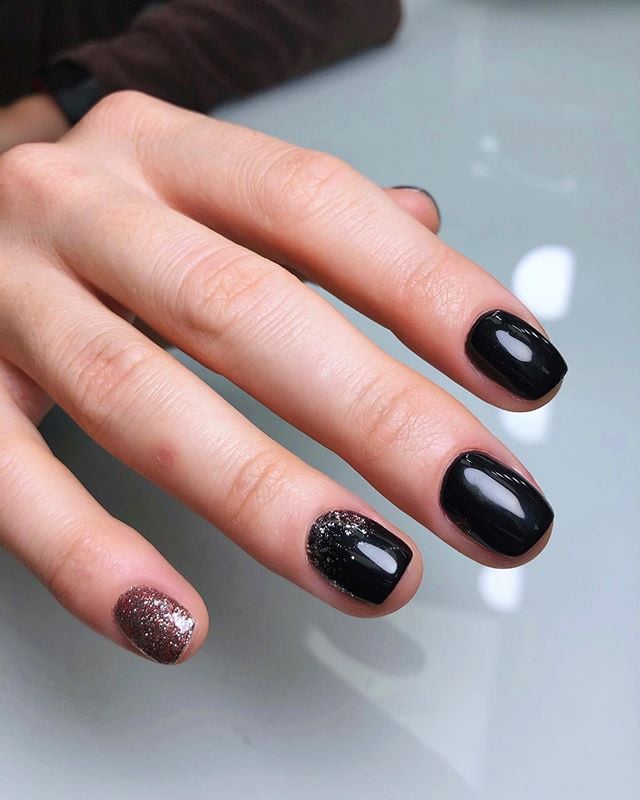 Маникюр с блестками черный акцентом на один ноготь, фото - Студия красоты Boyko Beauty Home