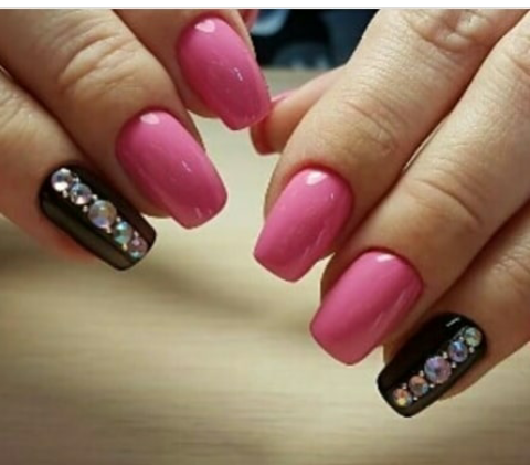 Рожевий манікюр зі стразами з камінням, фото - Майстер манікюру Вероника Акимченкова