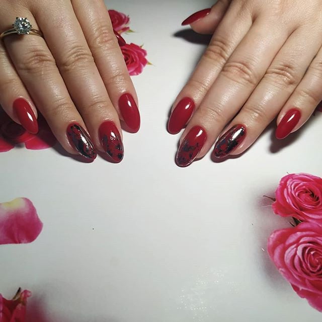 Червоний манікюр з малюнком чорний, фото - Нігтьова студія La Manicure