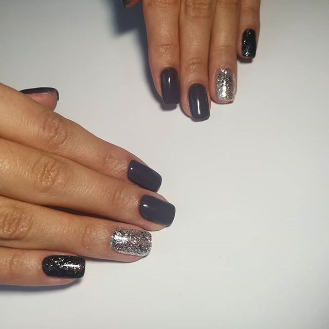 Маникюр с блестками темный акцентом на один ноготь, фото - Ногтевая студия La Manicure