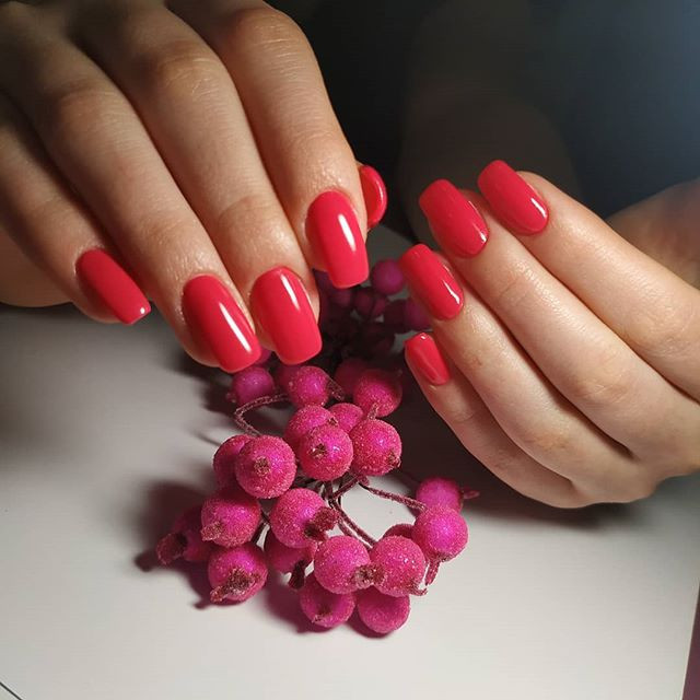 Червоний манікюр яскравий на довгі нігті, фото - Нігтьова студія La Manicure