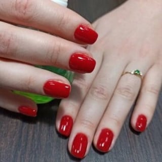 Класичний манікюр червоний на короткі нігті, фото - Студія краси Медиан