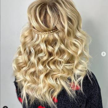 Плетіння чи локони?????????‍♀️ Навіщо вибирати, якщо можна з