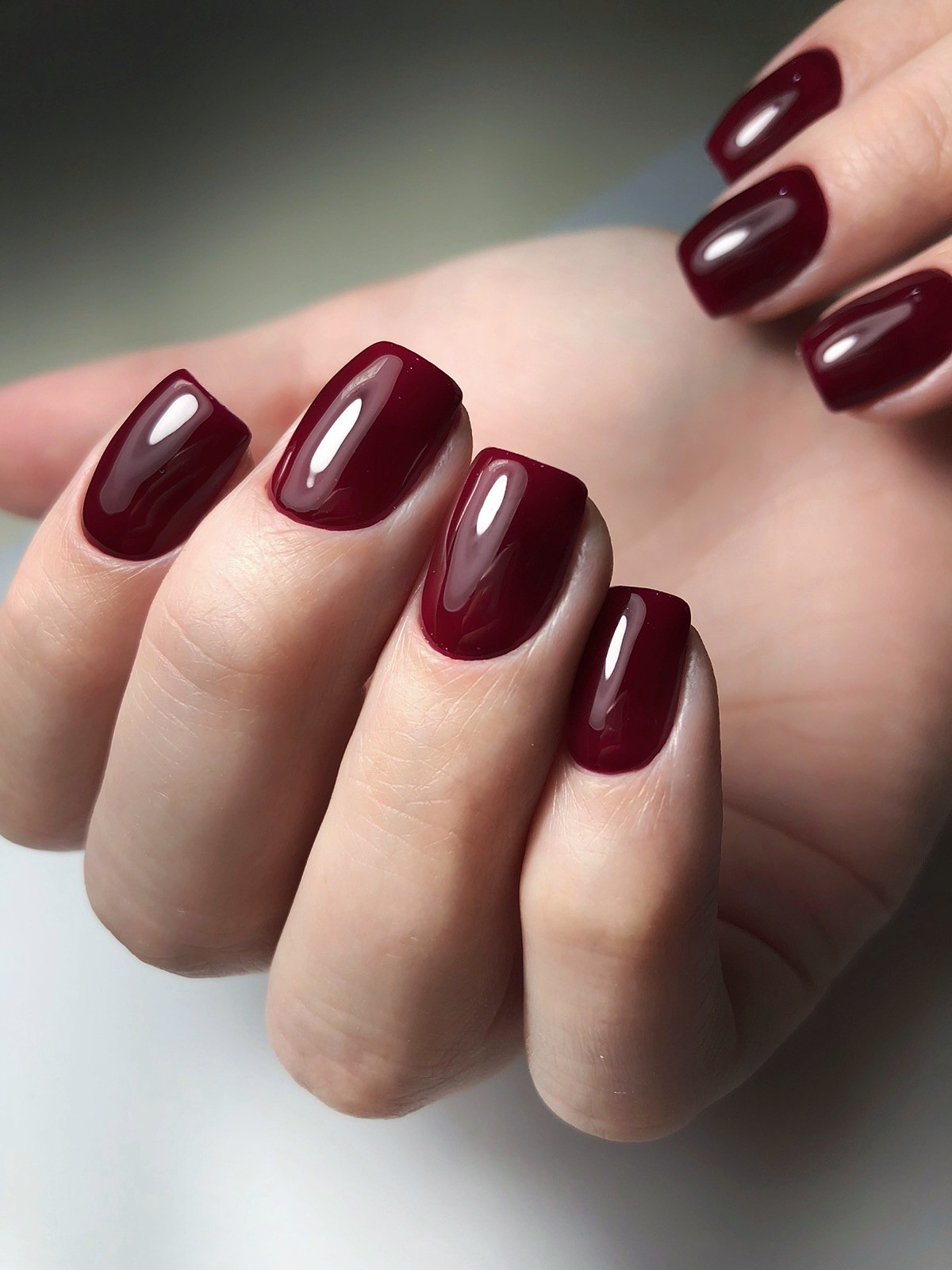 Манікюр на короткі нігті бордовий однотонний (монохромний), фото -  Oops! De Luxe