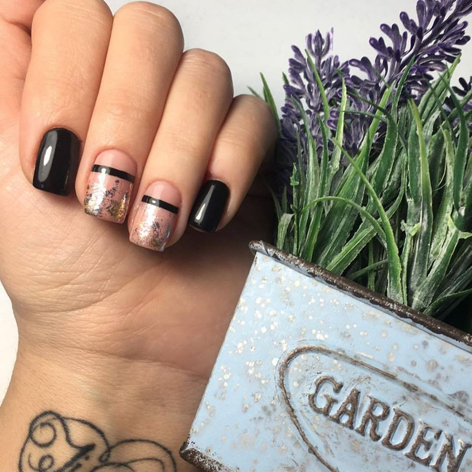 Манікюр на короткі нігті чорний зі смужками, фото -  Nails beauty place