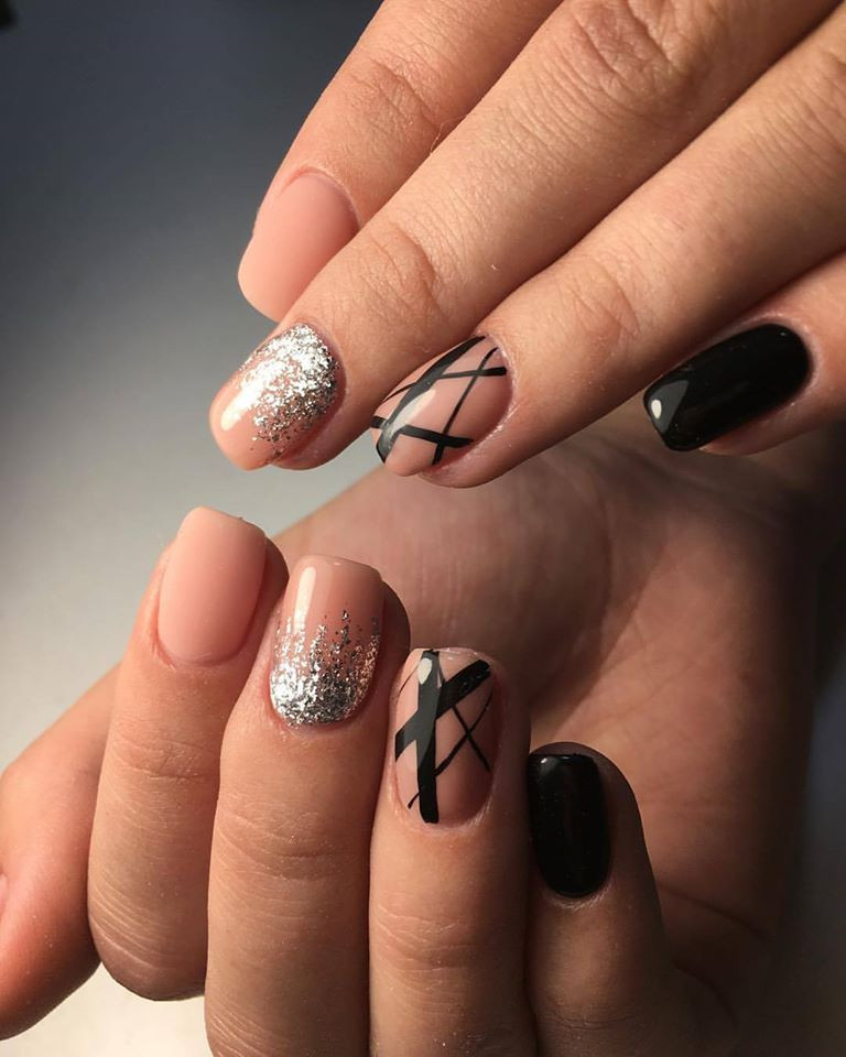 Нюдовий манікюр з блискітками чорний, фото -  Nails beauty place