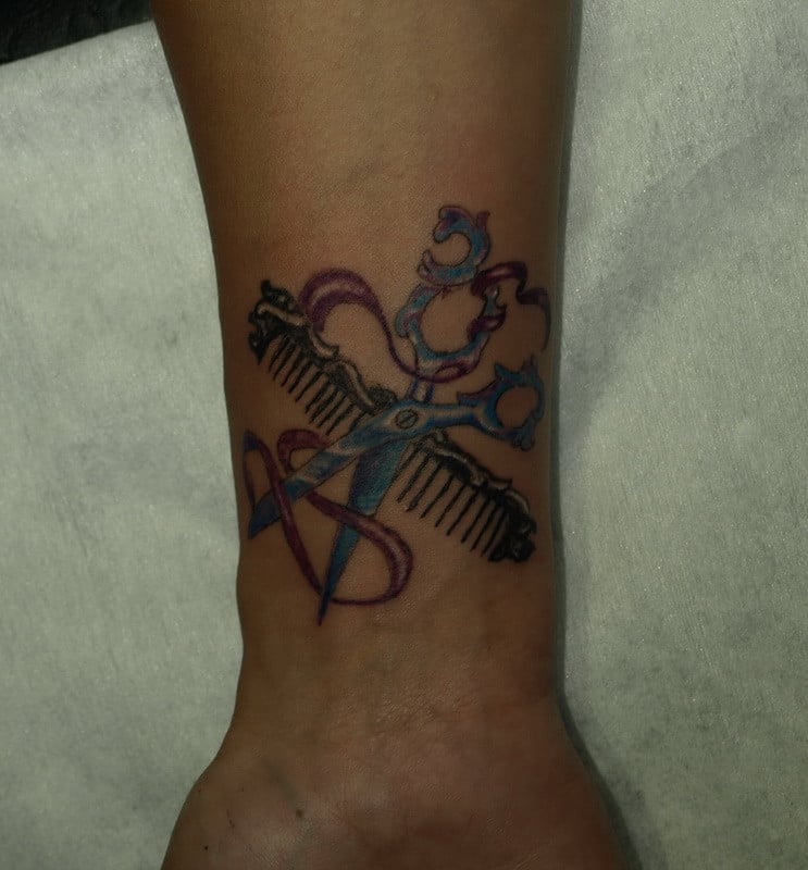 На зап'ясті кольорові маленькі, фото - Тату салон Devil Tattoo Studio