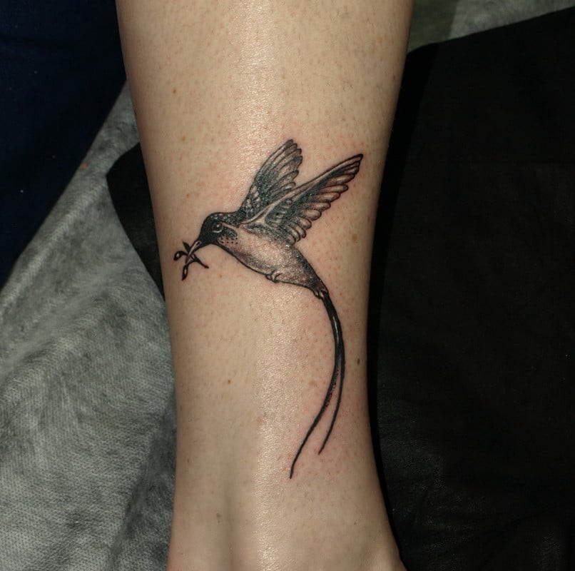 Женские на ноге реализм, фото - Тату салон Devil Tattoo Studio