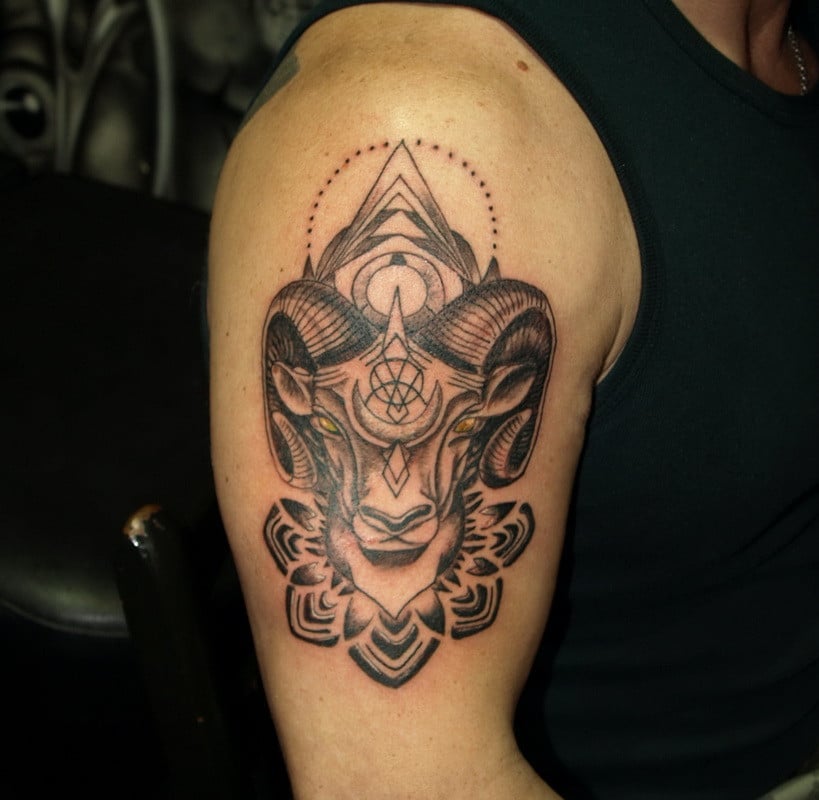 Мужские на плече орнаментал, фото - Тату салон Devil Tattoo Studio