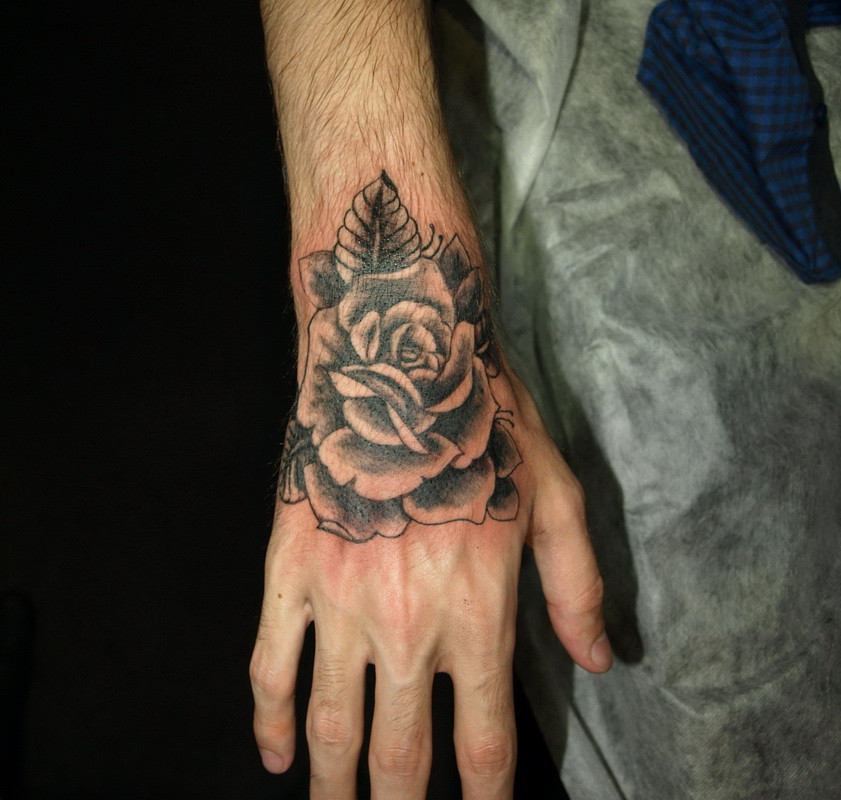 Для хлопців троянда реалізм, фото - Тату салон Devil Tattoo Studio