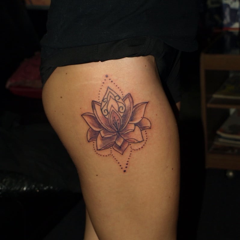 Женские черно-белые цветы, фото - Тату салон Devil Tattoo Studio