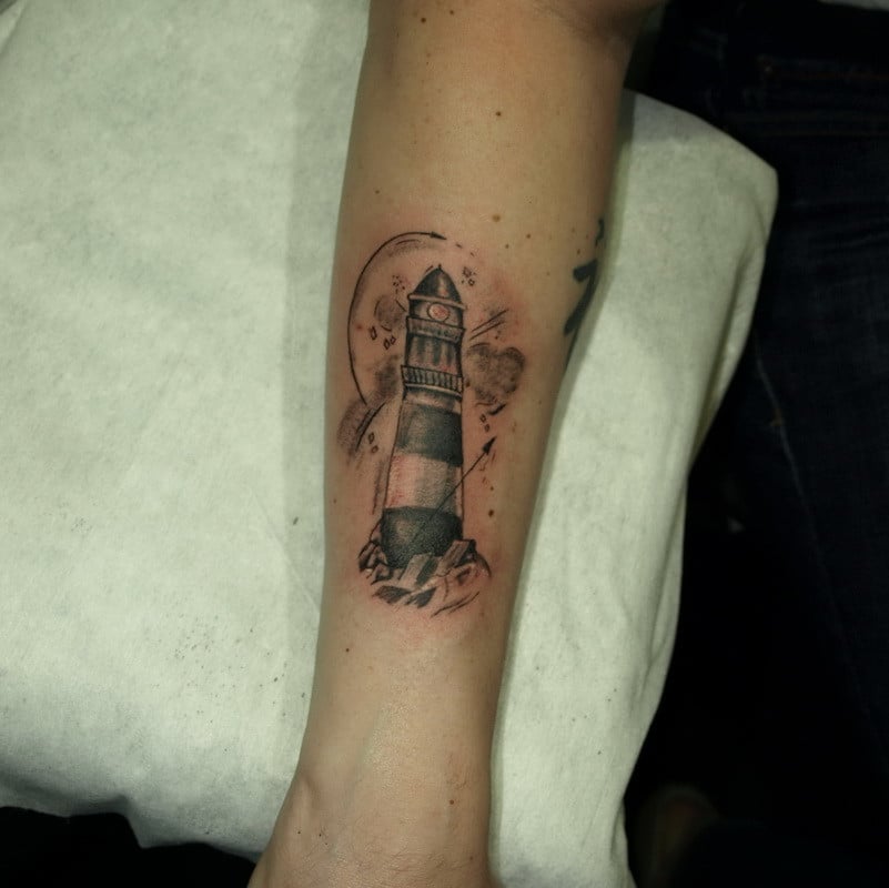 На предплечье черно-белые графика, фото - Тату салон Devil Tattoo Studio