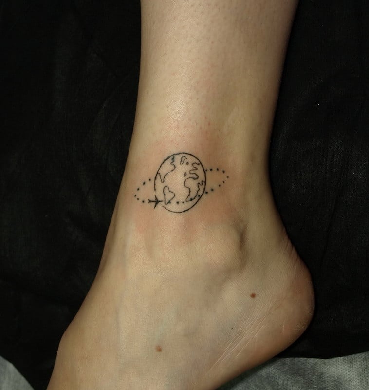Женские на ноге черно-белые, фото - Тату салон Devil Tattoo Studio
