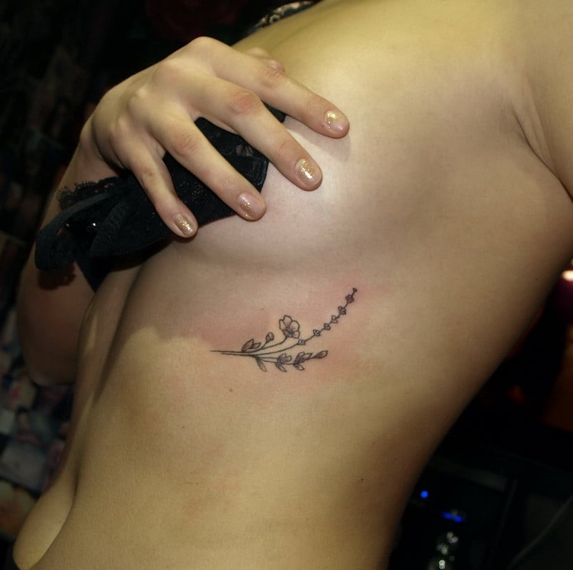 Женские черно-белые цветы, фото - Тату салон Devil Tattoo Studio