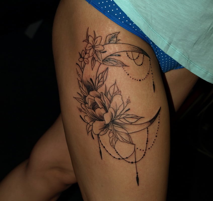 Для дівчат чорно-білі квіти, фото - Тату салон Devil Tattoo Studio