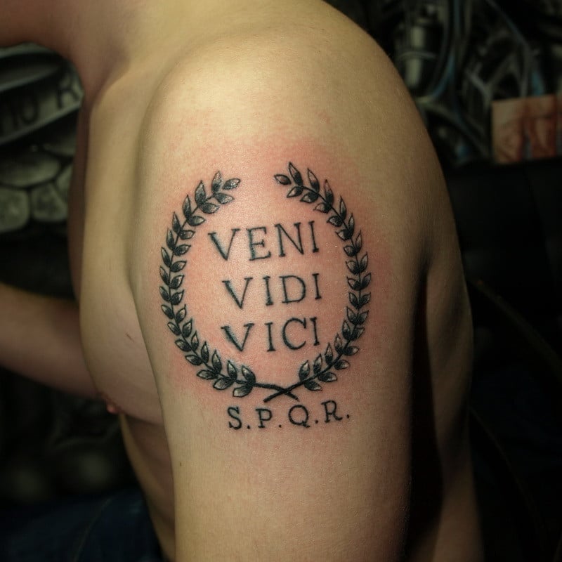 Для хлопців на плечі чорно-білі, фото - Тату салон Devil Tattoo Studio