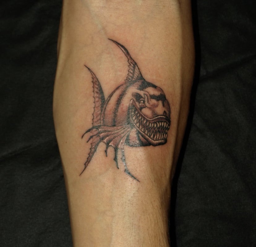 Мужские на предплечье черно-белые, фото - Тату салон Devil Tattoo Studio