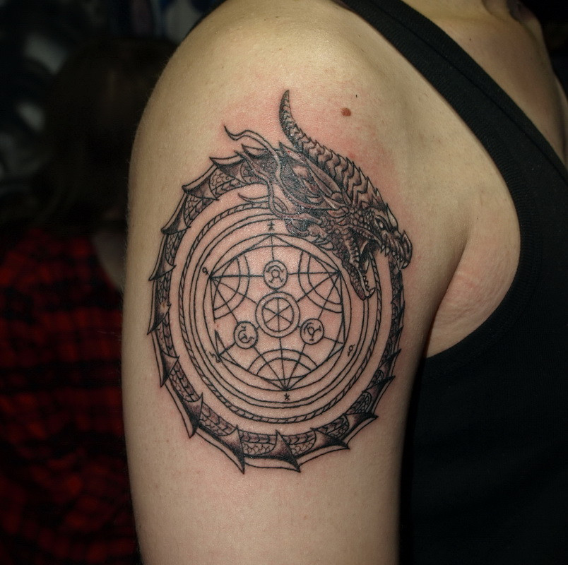 Женские на плече черно-белые, фото - Тату салон Devil Tattoo Studio
