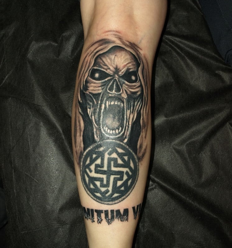 Мужские на ноге череп, фото - Тату салон Devil Tattoo Studio
