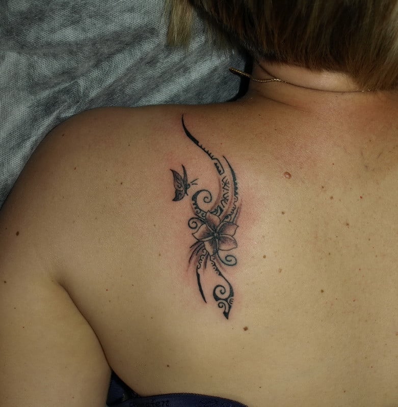 Женские черно-белые на спине, фото - Тату салон Devil Tattoo Studio