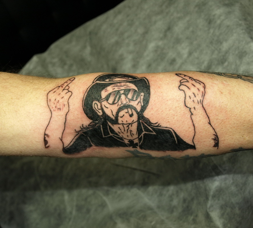 Мужские на предплечье черно-белые, фото - Тату салон Devil Tattoo Studio