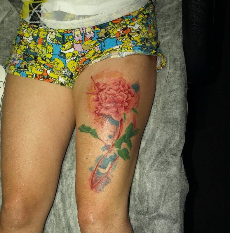 Женские цветные на бедре, фото - Тату салон Devil Tattoo Studio