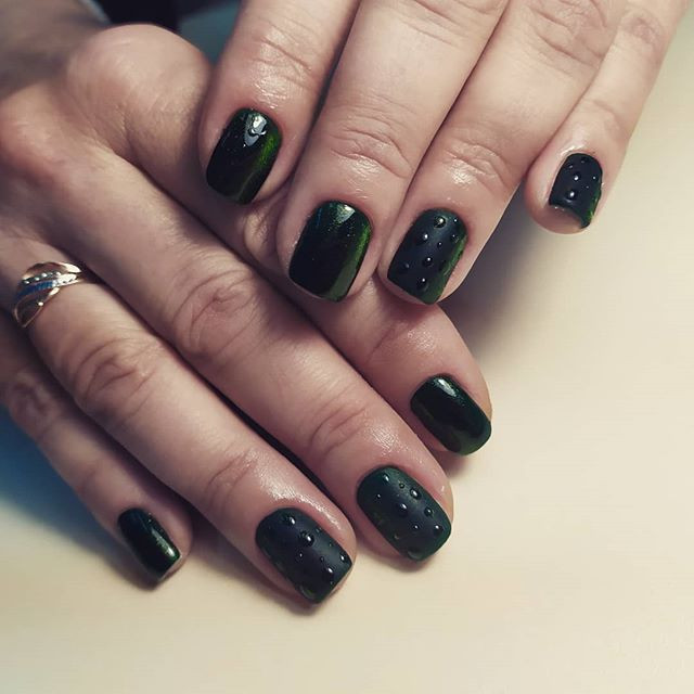 Манікюр на короткі нігті зелений темний, фото - Студія краси Apricot Beauty Studio