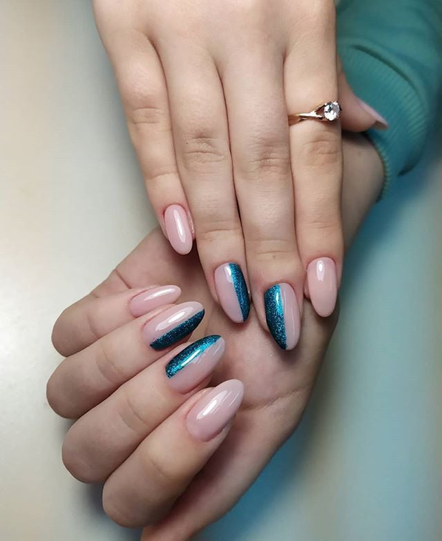 Нюдовий манікюр з блискітками мигдаль, фото - Студія краси Apricot Beauty Studio