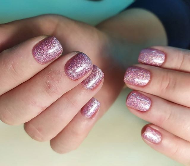 Манікюр на короткі нігті з блискітками рожевий, фото - Студія краси Apricot Beauty Studio