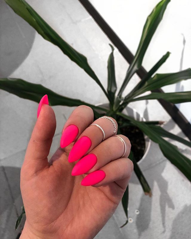Яскравий манікюр матовий на гострі нігті, фото - Нігтьова студія Poly Nail