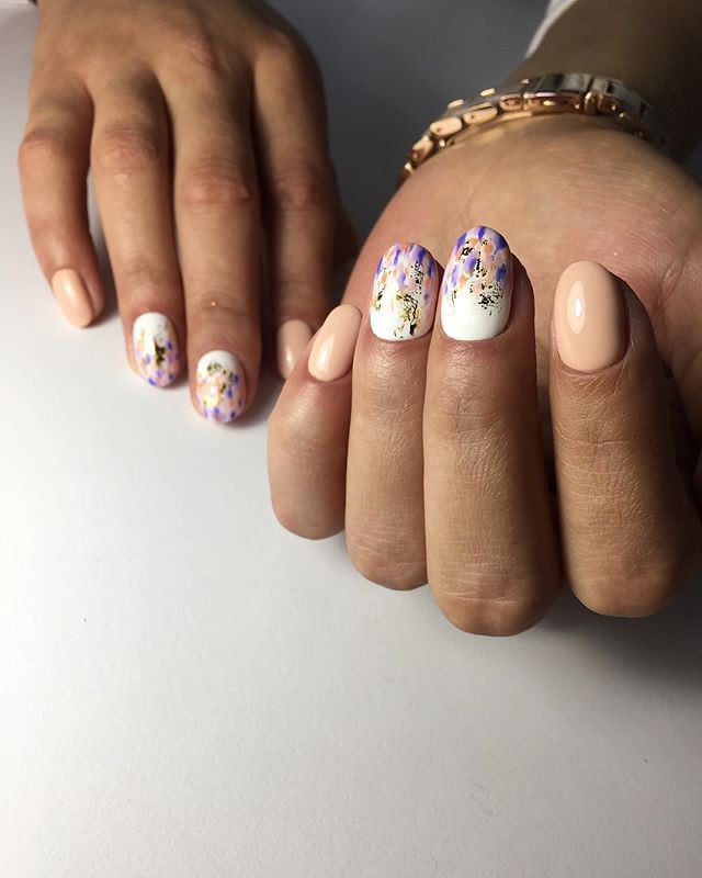 Нюдовый маникюр с рисунком золотом, фото - Ногтевая студия Poly Nail