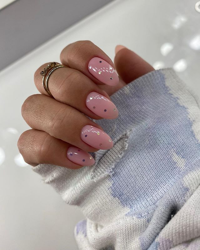 Ніжний манікюр з блискітками рожевий, фото - Нігтьова студія Poly Nail