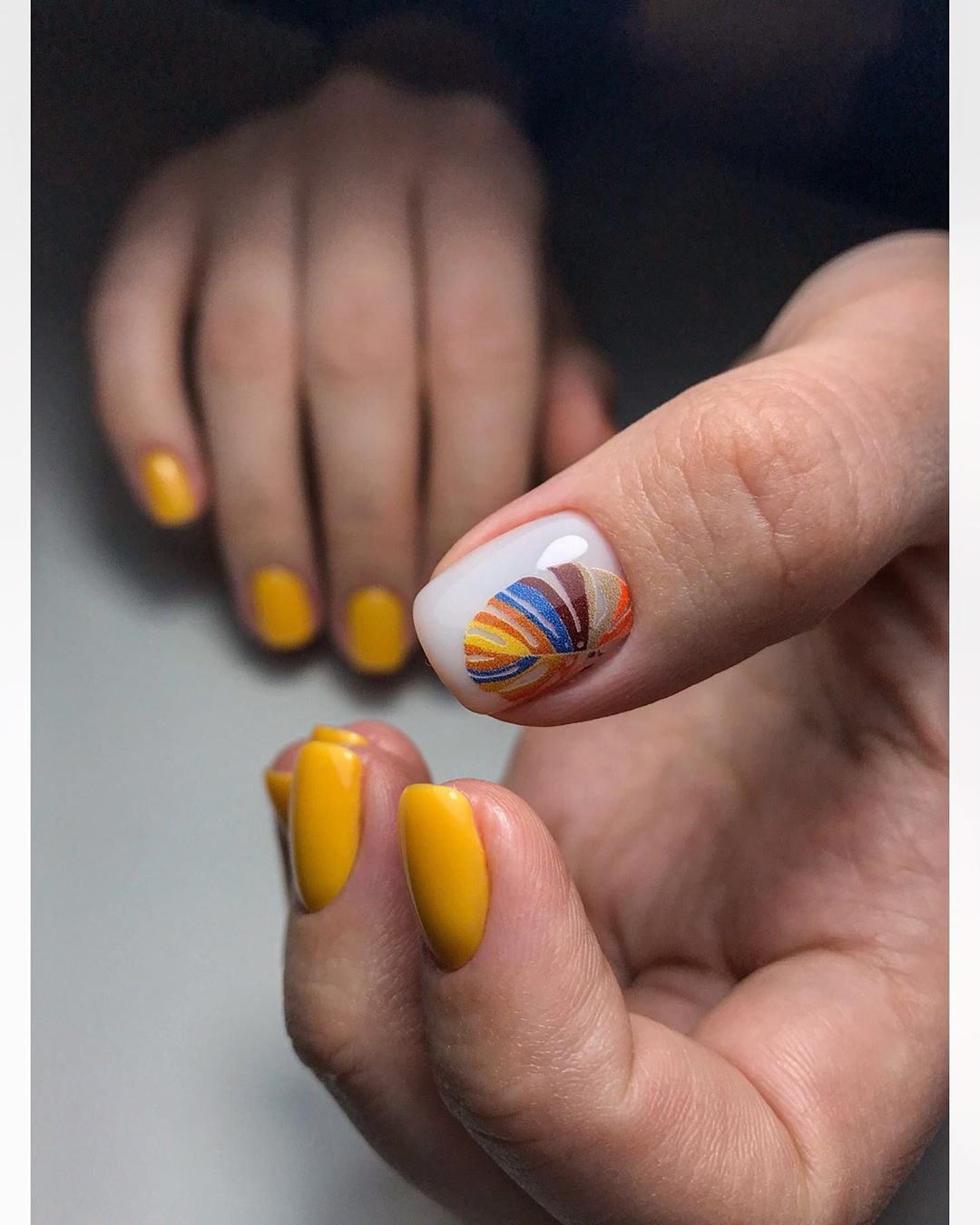 Манікюр на короткі нігті з малюнком жовтий, фото - Студія краси Pilka nails
