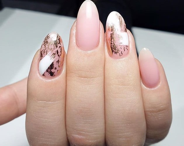 Нюдовий манікюр на довгі нігті із фольгою, фото -  White Nail Art