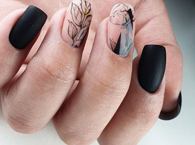 Нюдовый маникюр с рисунком черный, фото -  White Nail Art