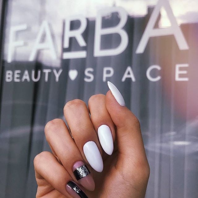 Білий манікюр з блискітками чорний, фото - Студія краси FARBA BEAUTY SPACE