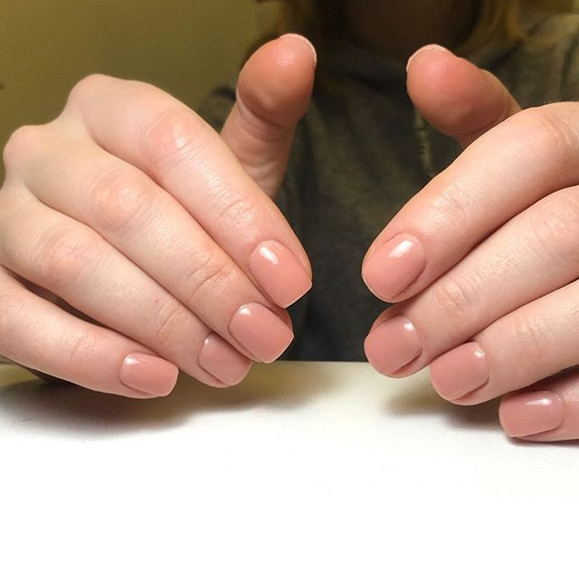 Маникюр на короткие ногти нюдовый однотонный (монохромный), фото - Студия красоты Zifir