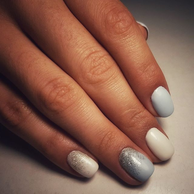 Білий манікюр з блискітками блакитний, фото - Нігтьова студія Nails-Up