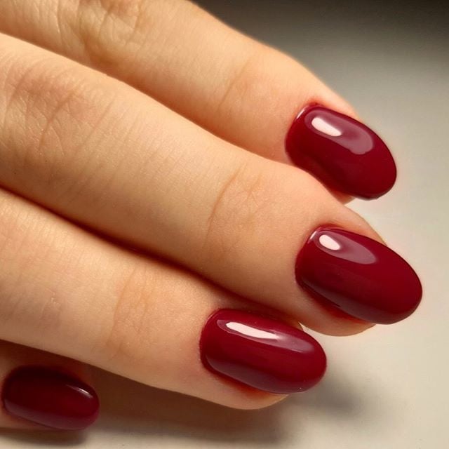 Бордовый маникюр однотонный (монохромный) темный, фото - Ногтевая студия Nails-Up