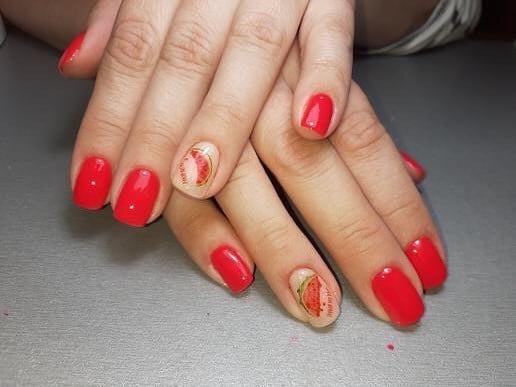 Красный маникюр с рисунком фруктами, фото - Ногтевая студия Nails-Up