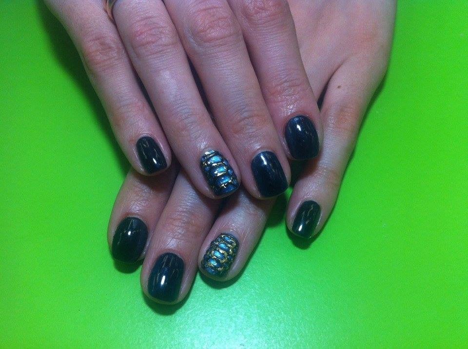 Темний манікюр текстурний з акцентом на один ніготь, фото - Нігтьова студія Manicure Lounge