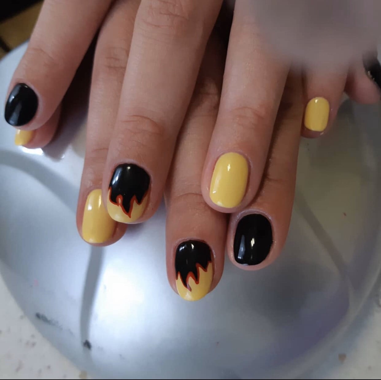 Червоний манікюр чорний жовтий, фото - Майстер манікюру Алёна Гончарова