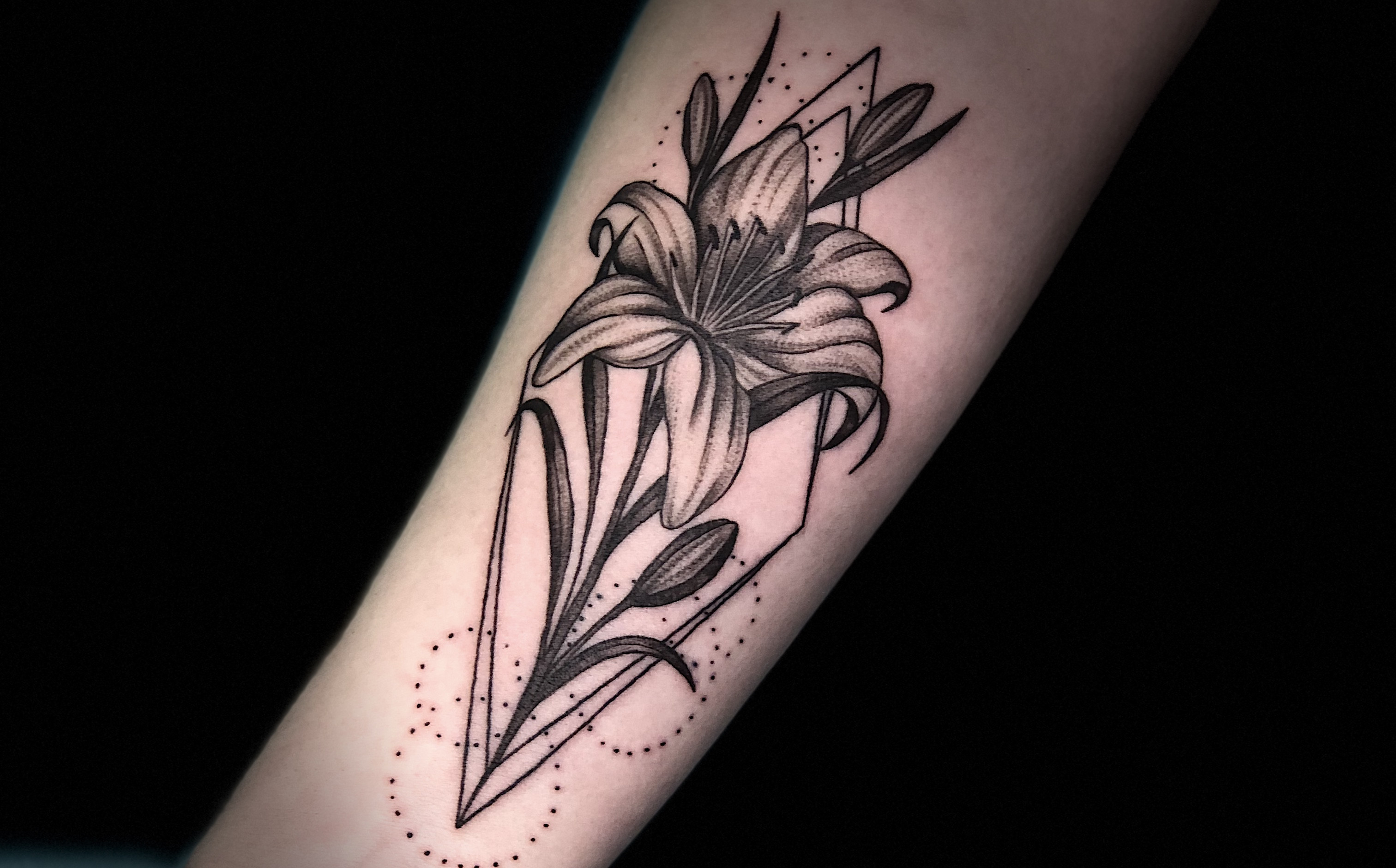 Для дівчат на передпліччі чорно-білі, фото - Тату майстер Яна Яковина
