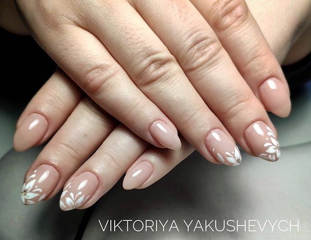 Ніжний манікюр нюдовий з малюнком, фото - Нігтьова студія VelNailStudio