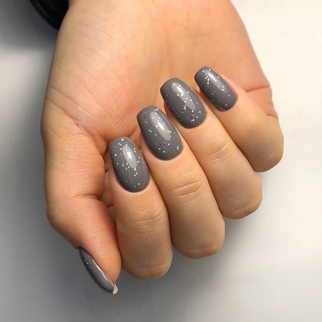 Маникюр с блестками серый темный, фото - Ногтевая студия Nail Tuning