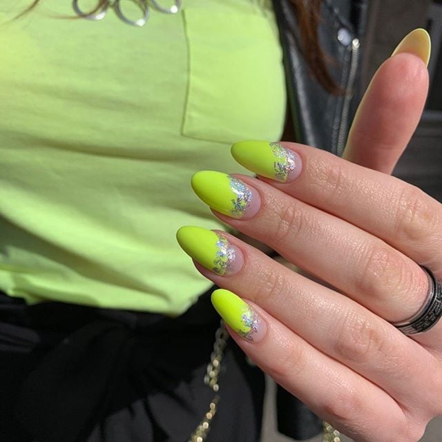 Яскравий манікюр жовтий із фольгою, фото - Нігтьова студія Nail Tuning