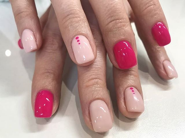 Манікюр на короткі нігті рожевий з крапками, фото - Студія краси Geneva Beauty