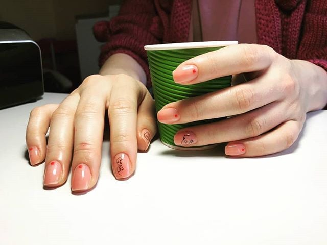 Манікюр з малюнком помаранчевий крапками, фото - Нігтьова студія Nice Nails